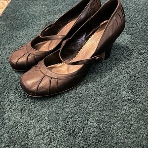 LEATHER heels size 8